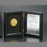 税込¥23,100／ブック型片面ミラーガラス製表彰楯H34-04／H250x200～