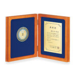 最高級仕上げの表彰楯・認定証J65-04／税込¥37,400〜／H185x150〜3サイズ