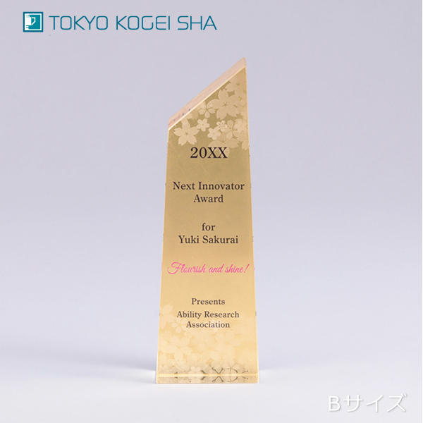 本金箔を全面に貼り付けた豪華なクリスタルトロフィー