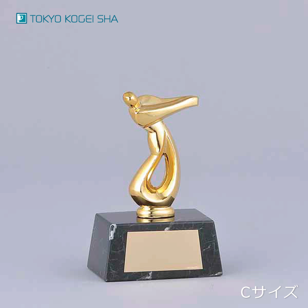 芸術的なフォルムが美しい金色ゴルフトロフィー