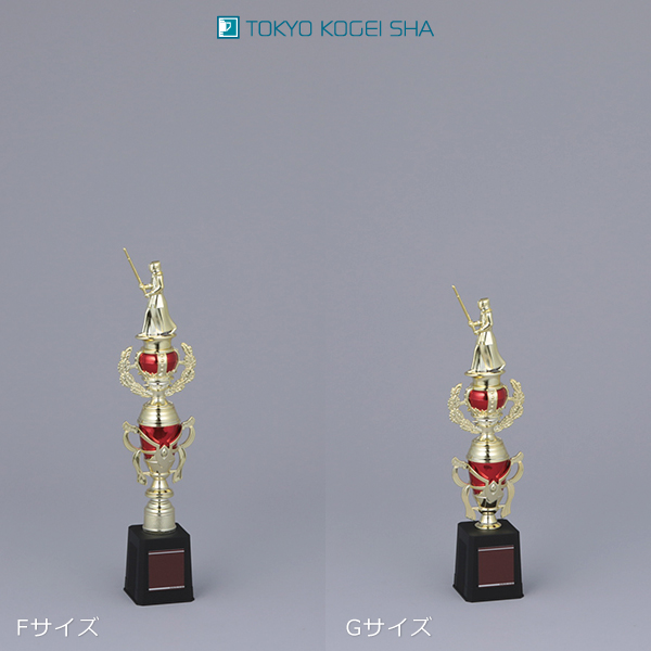 華やかな金色装飾と赤色カップを組み合わせたトロフィー