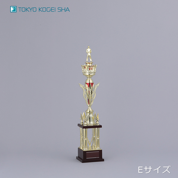 スポーツ大会の優勝杯にふさわしい迫力ある金色トロフィー