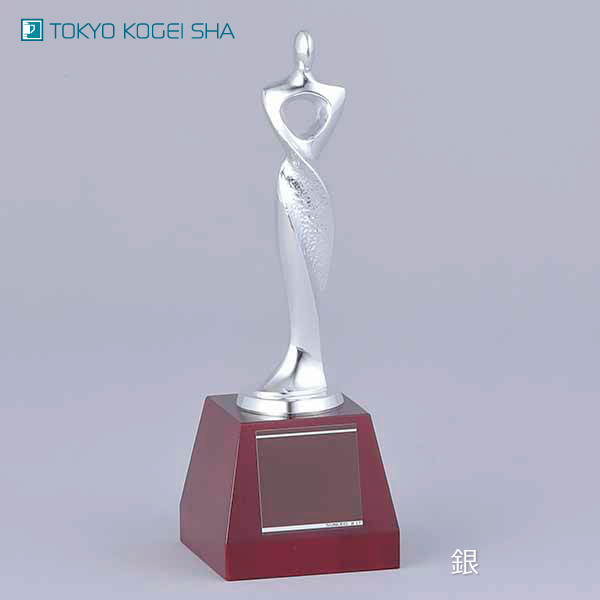 シンプルデザインの銀色トロフィー